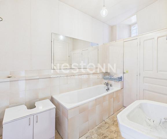 Aurillac centre ville, à Vendre Immeuble sur 3 niveaux avec garage, à rénover.