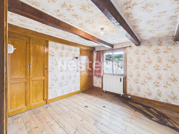Aurillac centre ville, à Vendre Immeuble sur 3 niveaux avec garage, à rénover.