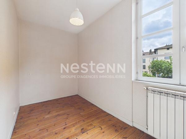 Aurillac centre ville, à Vendre Immeuble sur 3 niveaux avec garage, à rénover.