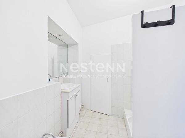 Aurillac centre ville, à Vendre Immeuble sur 3 niveaux avec garage, à rénover.