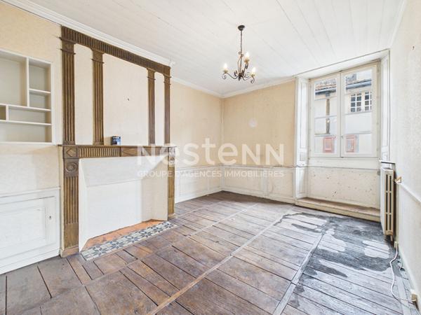 Aurillac centre ville, à Vendre Immeuble sur 3 niveaux avec garage, à rénover.