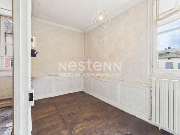 Aurillac centre ville, à Vendre Immeuble sur 3 niveaux avec garage, à rénover.