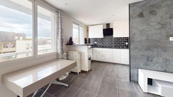 Appartement 4 pièces lumineux avec 2 balcons et 1 cave. Tout proche gare RER D