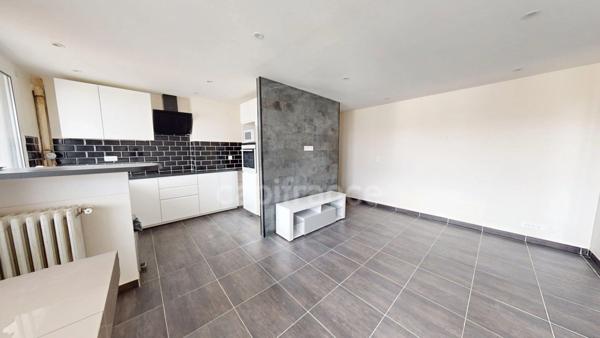 Appartement 4 pièces lumineux avec 2 balcons et 1 cave. Tout proche gare RER D