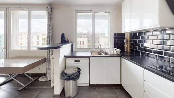 Appartement 4 pièces lumineux avec 2 balcons et 1 cave. Tout proche gare RER D