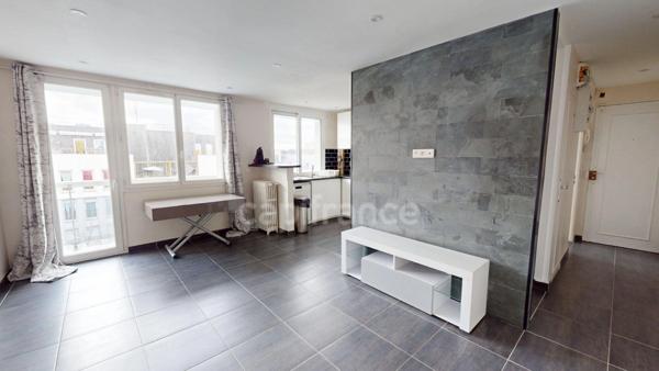 Appartement 4 pièces lumineux avec 2 balcons et 1 cave. Tout proche gare RER D