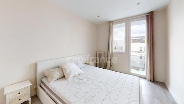 Appartement 4 pièces lumineux avec 2 balcons et 1 cave. Tout proche gare RER D