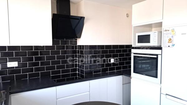 Appartement 4 pièces lumineux avec 2 balcons et 1 cave. Tout proche gare RER D