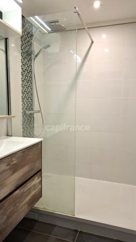 Appartement 4 pièces lumineux avec 2 balcons et 1 cave. Tout proche gare RER D