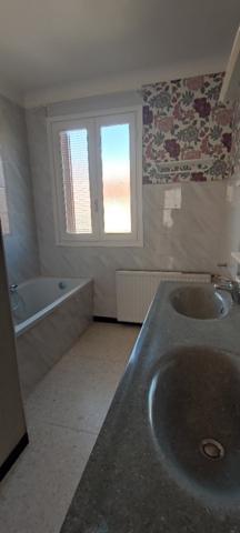 Maison 2 faces 5 pièces avec garage et jardins