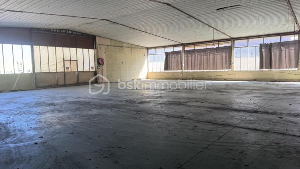 Idéalement situé dans un quartier calme, local d'environ 370 m² pouvant être utilisé en stockage, atelier ou autre mais également transformé en superficie habitable. 
Stationnement privé.