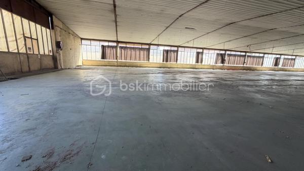 Idéalement situé dans un quartier calme, local d'environ 370 m² pouvant être utilisé en stockage, atelier ou autre mais également transformé en superficie habitable. 
Stationnement privé.