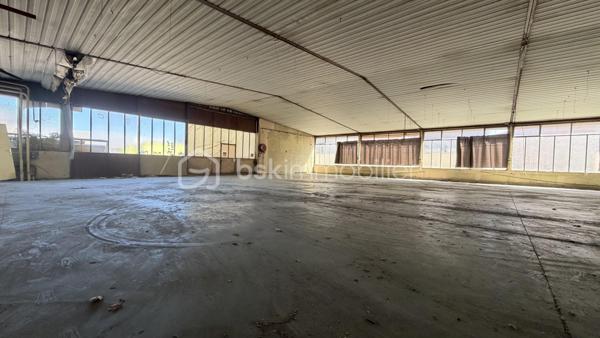Idéalement situé dans un quartier calme, local d'environ 370 m² pouvant être utilisé en stockage, atelier ou autre mais également transformé en superficie habitable. 
Stationnement privé.