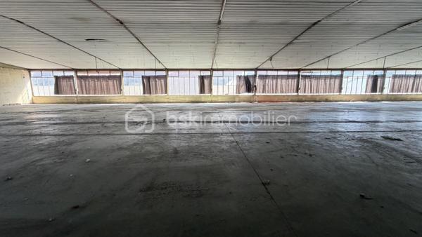 Idéalement situé dans un quartier calme, local d'environ 370 m² pouvant être utilisé en stockage, atelier ou autre mais également transformé en superficie habitable. 
Stationnement privé.