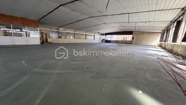 Idéalement situé dans un quartier calme, local d'environ 370 m² pouvant être utilisé en stockage, atelier ou autre mais également transformé en superficie habitable. 
Stationnement privé.