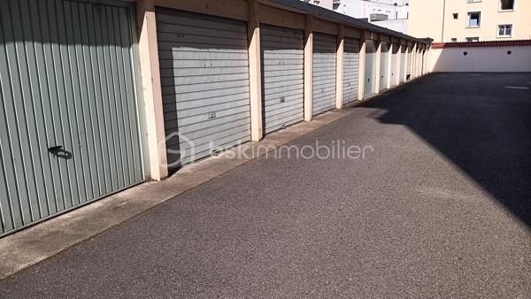 À seulement 5 minutes à pied de Bachut, au sein d'une copropriété sécurisée (grille avec badge), ce lot se compose d'un garage fermé de 13 m2 environ.

Ce bien conviendra aussi bien à un particulier souhaitant sécuriser son véhicule, qu'à un investisseur.

Contactez-moi pour la moindre question et organiser une visite.

Le syndicat des copropriétaires ne fait pas l'objet d'une procédure citée à l'article L. 721-1 du code de la construction et de l'habitation.

Les informations sur les risques auxquels ce bien est exposé sont disponibles sur le site Géorisques :
Prix de vente : 20 000 euros
Honoraires charge vendeur