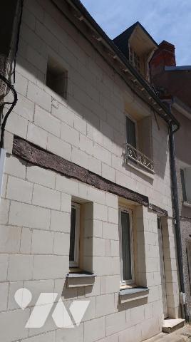 MAISON DE VILLE, env. 78m2 hab., comprenant :
. en RC : pièce principale/cuisine (28m2) av cha...