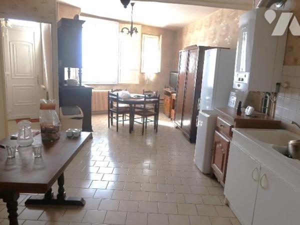 MAISON DE VILLE, env. 78m2 hab., comprenant :
. en RC : pièce principale/cuisine (28m2) av cha...