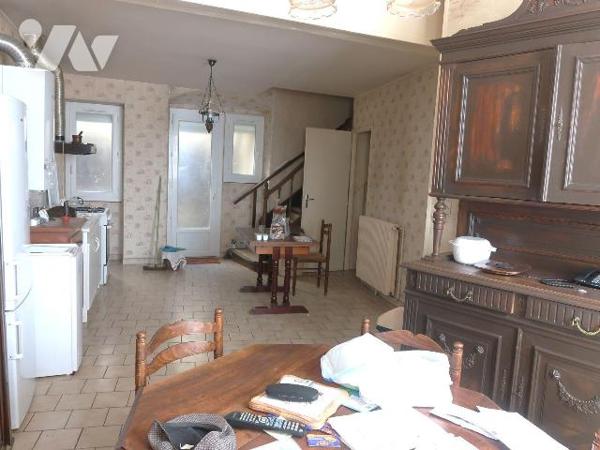 MAISON DE VILLE, env. 78m2 hab., comprenant :
. en RC : pièce principale/cuisine (28m2) av cha...