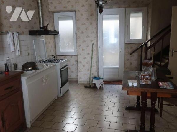 MAISON DE VILLE, env. 78m2 hab., comprenant :
. en RC : pièce principale/cuisine (28m2) av cha...