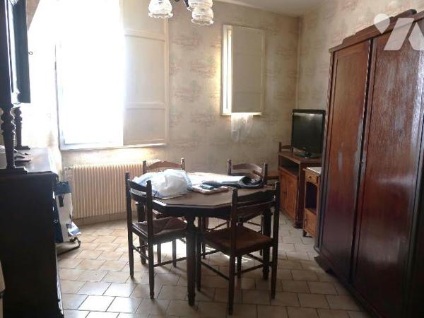 MAISON DE VILLE, env. 78m2 hab., comprenant :
. en RC : pièce principale/cuisine (28m2) av cha...