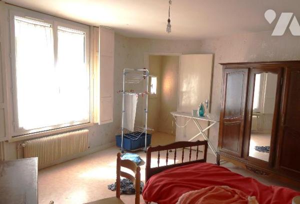 MAISON DE VILLE, env. 78m2 hab., comprenant :
. en RC : pièce principale/cuisine (28m2) av cha...