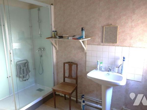 MAISON DE VILLE, env. 78m2 hab., comprenant :
. en RC : pièce principale/cuisine (28m2) av cha...