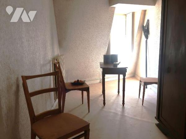 MAISON DE VILLE, env. 78m2 hab., comprenant :
. en RC : pièce principale/cuisine (28m2) av cha...