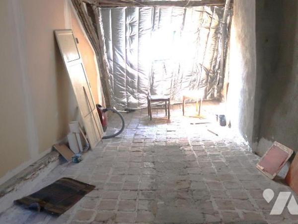 MAISON DE VILLE, env. 78m2 hab., comprenant :
. en RC : pièce principale/cuisine (28m2) av cha...