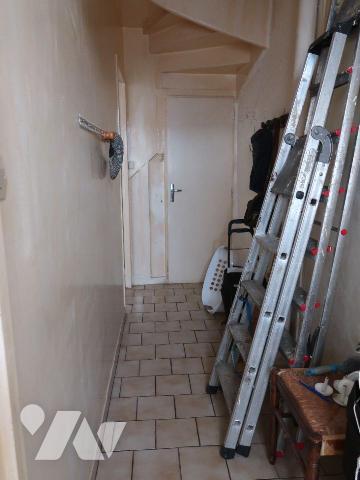 MAISON DE VILLE, env. 78m2 hab., comprenant :
. en RC : pièce principale/cuisine (28m2) av cha...
