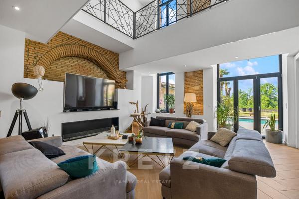 Maison bourgeoise 310m2 rénovée avec jardin, piscine et garage