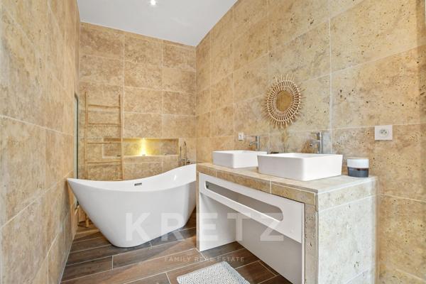 Maison bourgeoise 310m2 rénovée avec jardin, piscine et garage