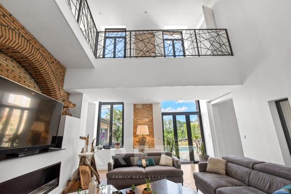 Maison bourgeoise 310m2 rénovée avec jardin, piscine et garage