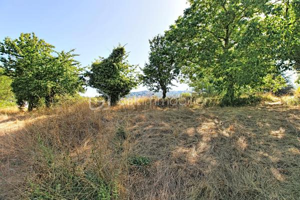 St Jean du Bruel. Terrain constructible de 2070 m², plein cente du village tout commerce dans la vallée de la Dourbie; Réseaux en bordure, terrain plat, avec dans sa partie basse un ruisseau. Votre contact Guy JAYET au 0611566624