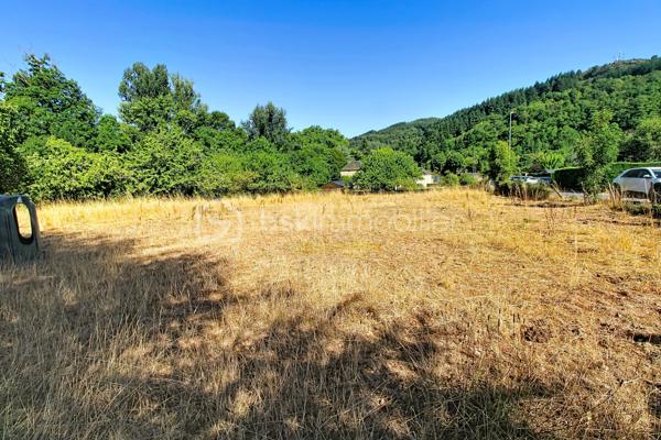 St Jean du Bruel. Terrain constructible de 2070 m², plein cente du village tout commerce dans la vallée de la Dourbie; Réseaux en bordure, terrain plat, avec dans sa partie basse un ruisseau. Votre contact Guy JAYET au 0611566624
