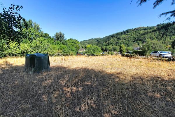 St Jean du Bruel. Terrain constructible de 2070 m², plein cente du village tout commerce dans la vallée de la Dourbie; Réseaux en bordure, terrain plat, avec dans sa partie basse un ruisseau. Votre contact Guy JAYET au 0611566624
