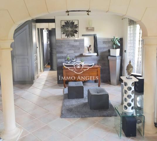 Maison spacieuse avec studio et piscine