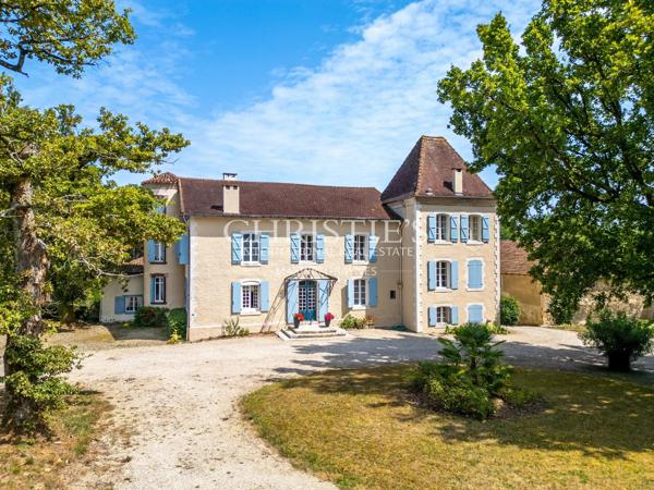 Maison de caractère du XVIIe siècle avec gîte, piscine et 3 hectares
