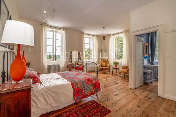 Maison de caractère du XVIIe siècle avec gîte, piscine et 3 hectares