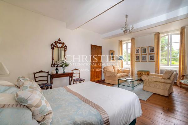Maison de caractère du XVIIe siècle avec gîte, piscine et 3 hectares