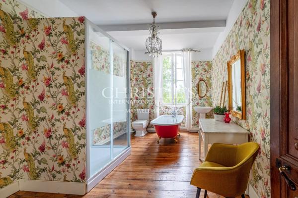 Maison de caractère du XVIIe siècle avec gîte, piscine et 3 hectares