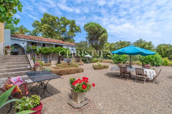 Maison de caractère du XVIIe siècle avec gîte, piscine et 3 hectares