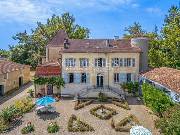 Maison de caractère du XVIIe siècle avec gîte, piscine et 3 hectares