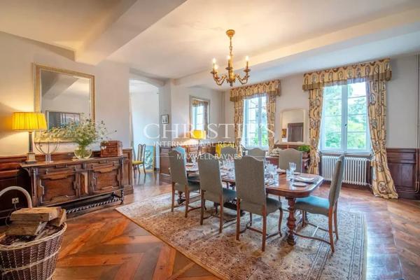 Maison de caractère du XVIIe siècle avec gîte, piscine et 3 hectares