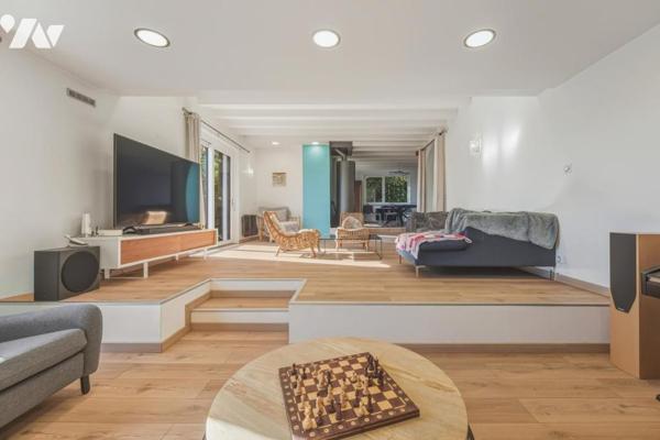 Thoiry – Élégante demeure familiale de 342 m² avec piscine couverte, appartement indépendant et vue 