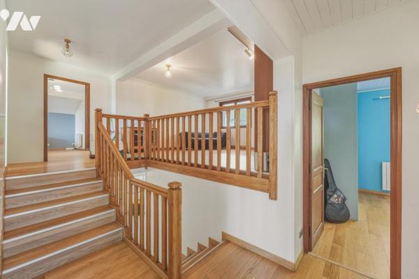 Thoiry – Élégante demeure familiale de 342 m² avec piscine couverte, appartement indépendant et vue 