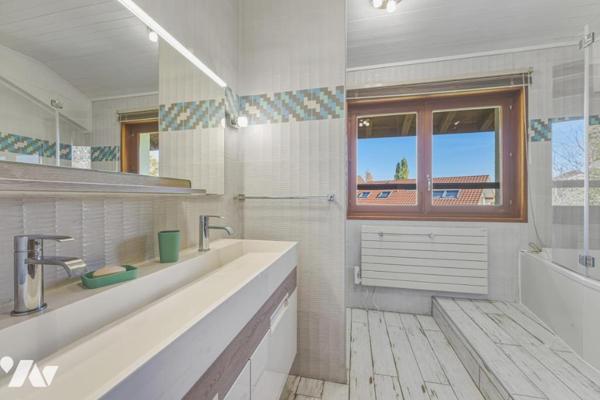 Thoiry – Élégante demeure familiale de 342 m² avec piscine couverte, appartement indépendant et vue 