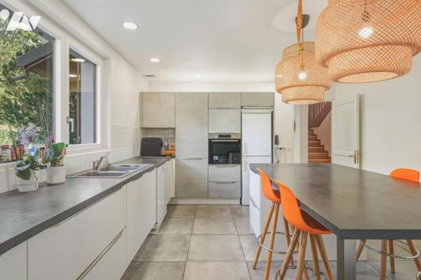Thoiry – Élégante demeure familiale de 342 m² avec piscine couverte, appartement indépendant et vue 