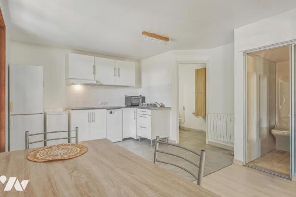 Thoiry – Élégante demeure familiale de 342 m² avec piscine couverte, appartement indépendant et vue 