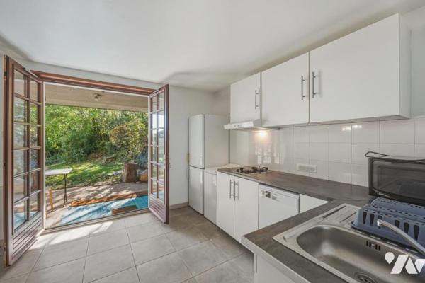 Thoiry – Élégante demeure familiale de 342 m² avec piscine couverte, appartement indépendant et vue 